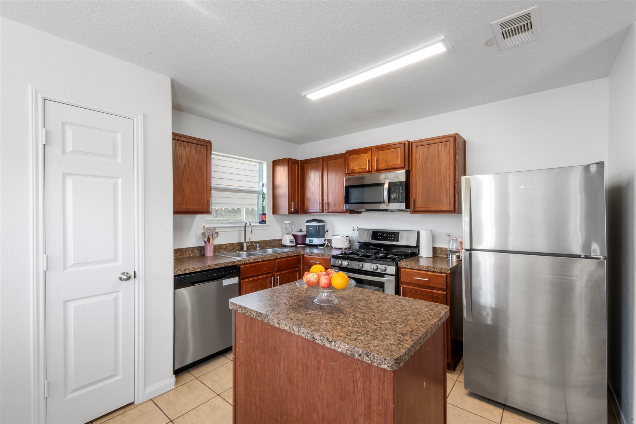 830 Paradise Road Baytown, TX 77521 - Photo 12 of 34