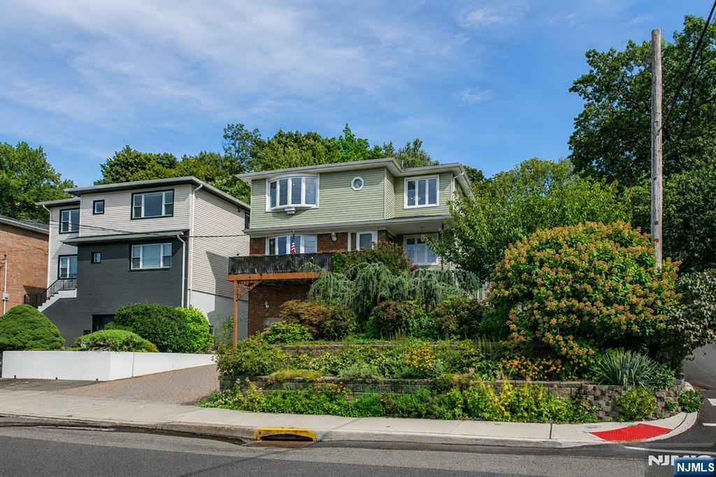 424 Oak Street Ridgefield, NJ 07657 - Photo 2 of 39 Gallery Image 2