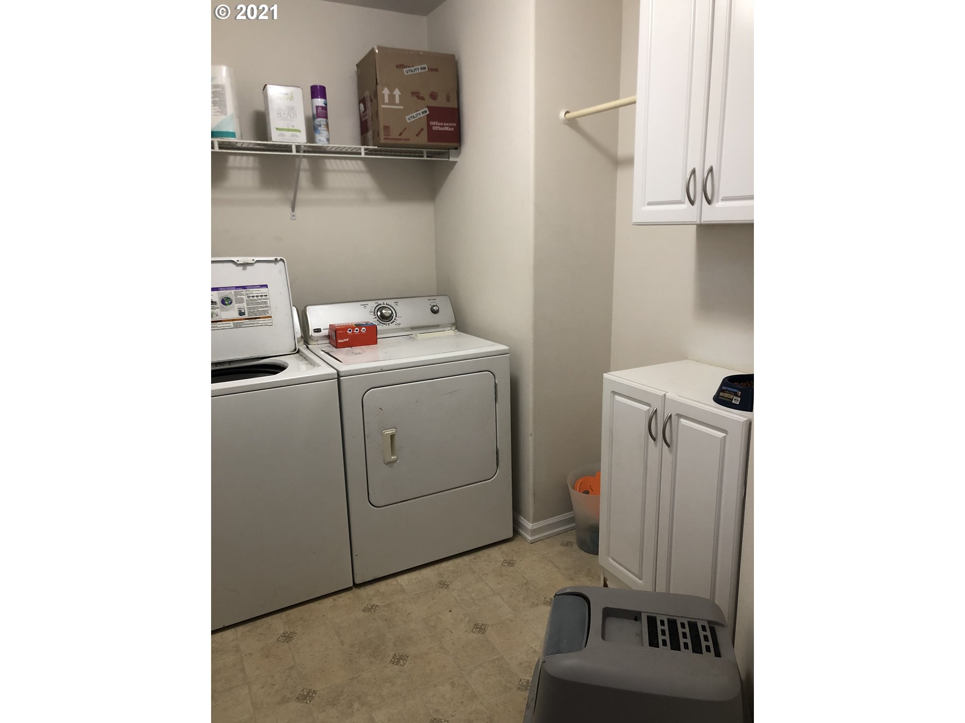 17105 Northeast 13th Place Ridgefield, WA 98642 - Photo 13 of 16 a utility room with dryer and washer