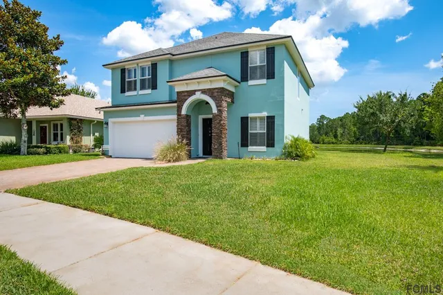 a view of a house with a yard