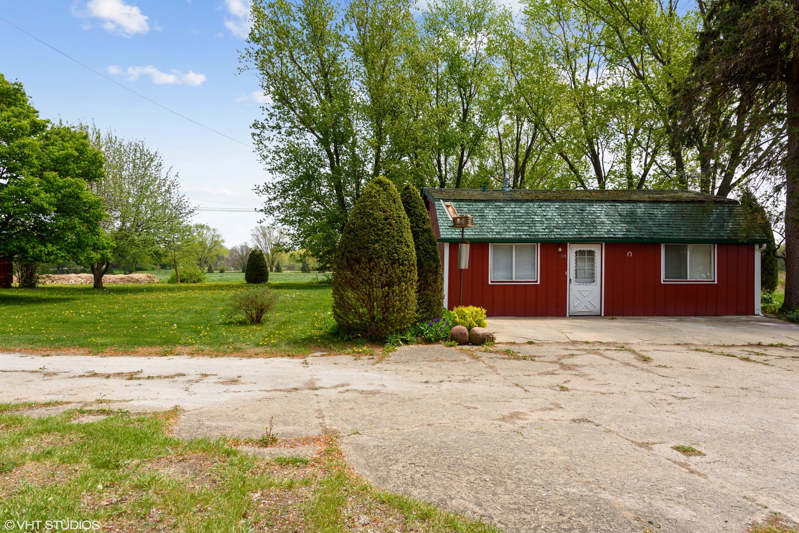 37W793 Binnie Road Dundee, IL 60118 - Photo 29 of 34 a front view of a house with a yard and garage