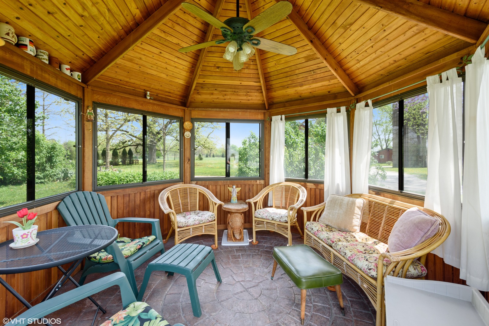 37W793 Binnie Road Dundee, IL 60118 - Photo 33 of 34 a outdoor living space with furniture and garden view