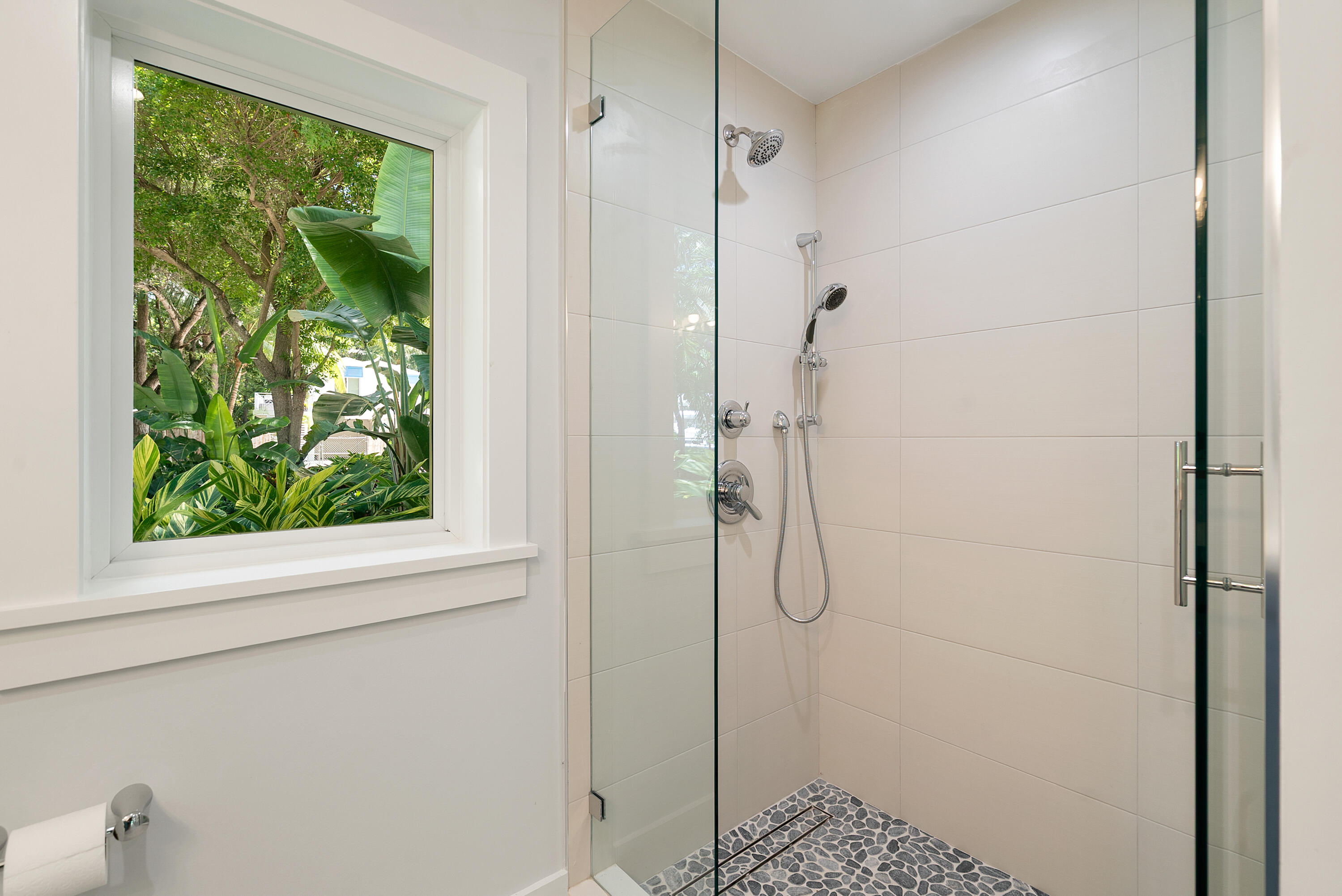 41 Sunset Road Key Largo, FL 33037 - Photo 35 of 59 Guest shower
