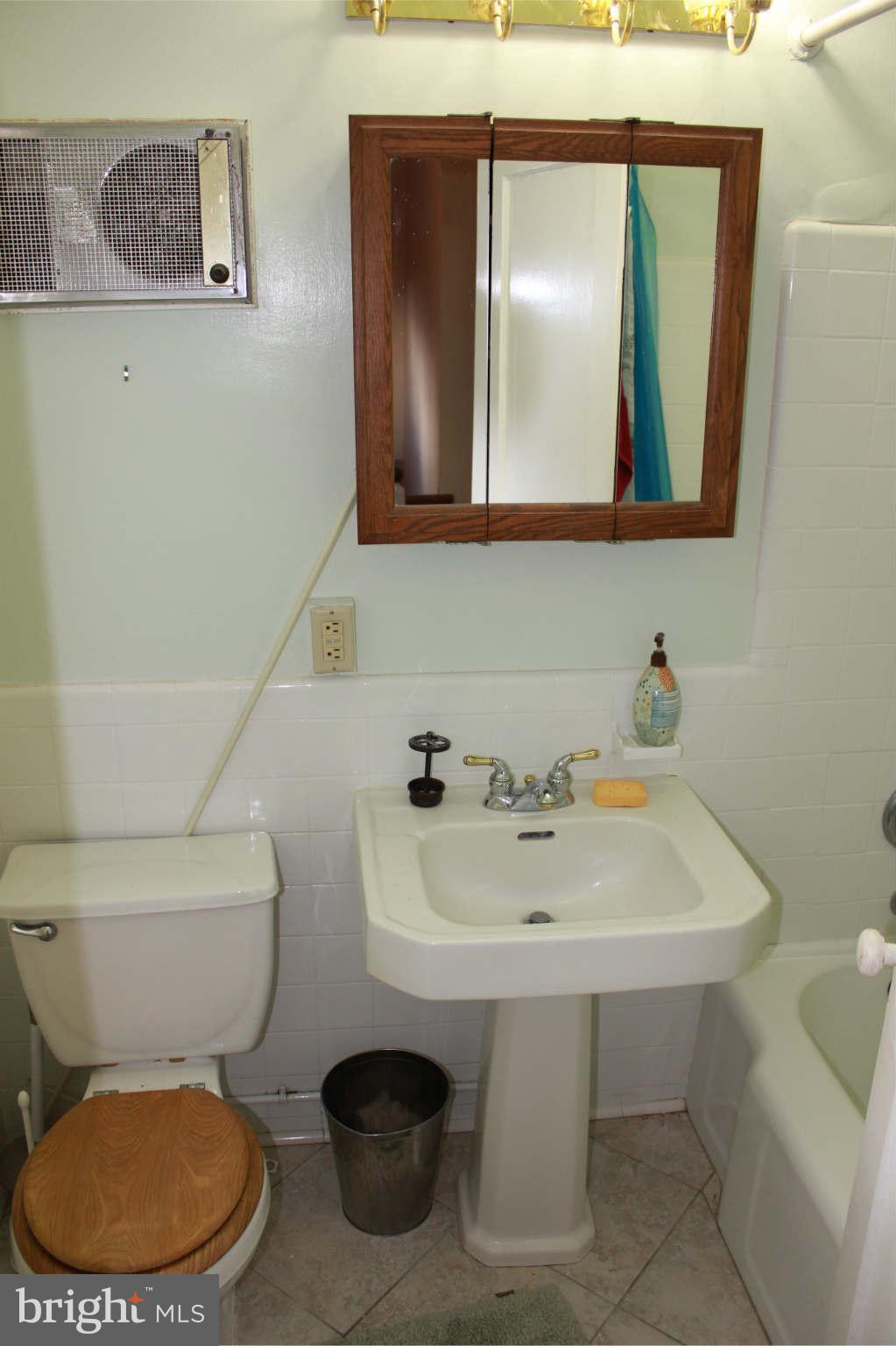 3216 Gunston Road Alexandria, VA 22302 - Photo 16 of 26 Bath