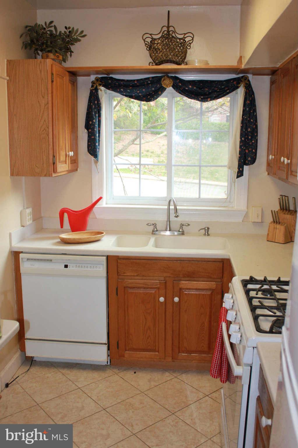 3216 Gunston Road Alexandria, VA 22302 - Photo 3 of 26 Kitchen