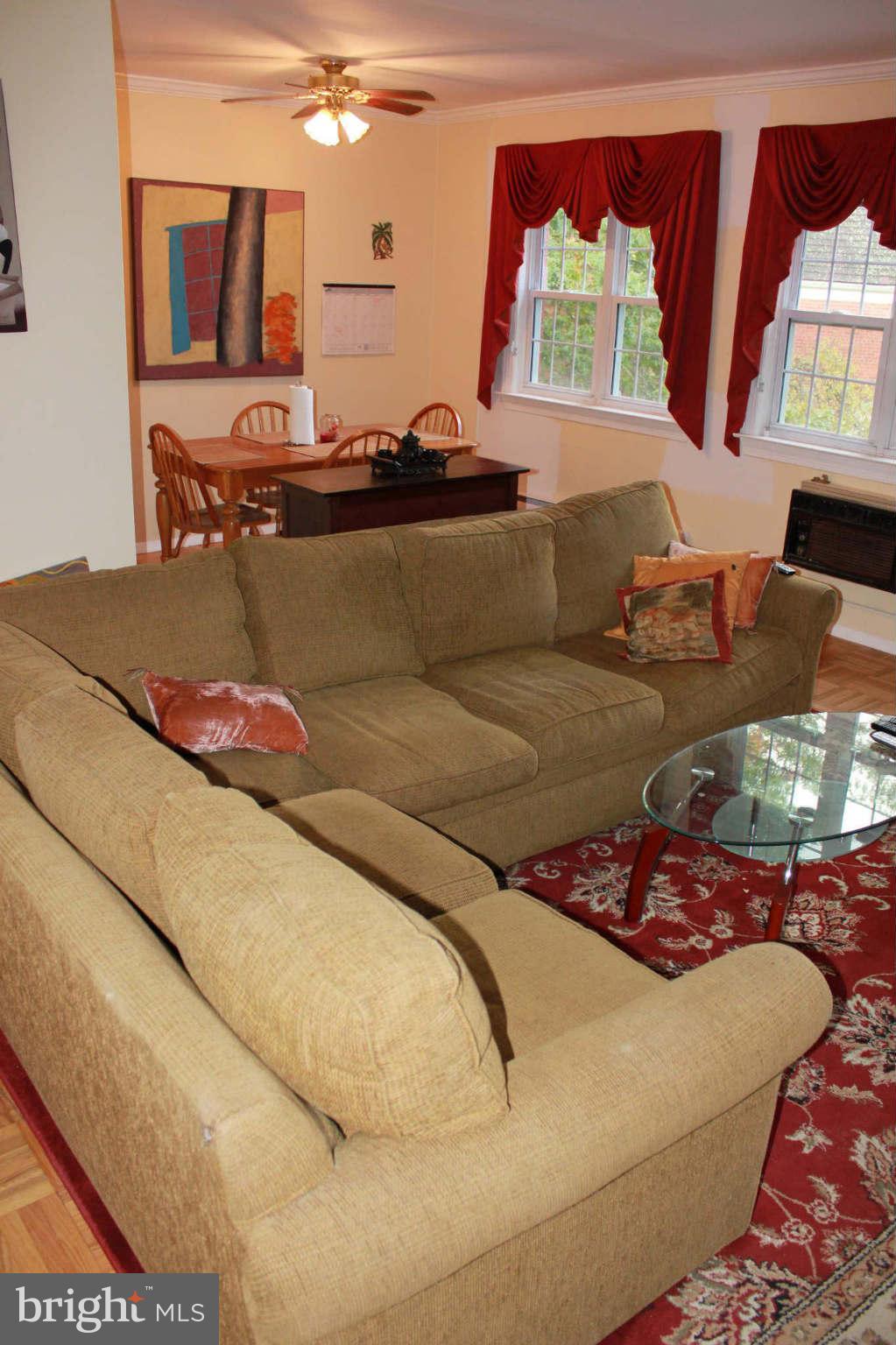 3216 Gunston Road Alexandria, VA 22302 - Photo 7 of 26 Living Room