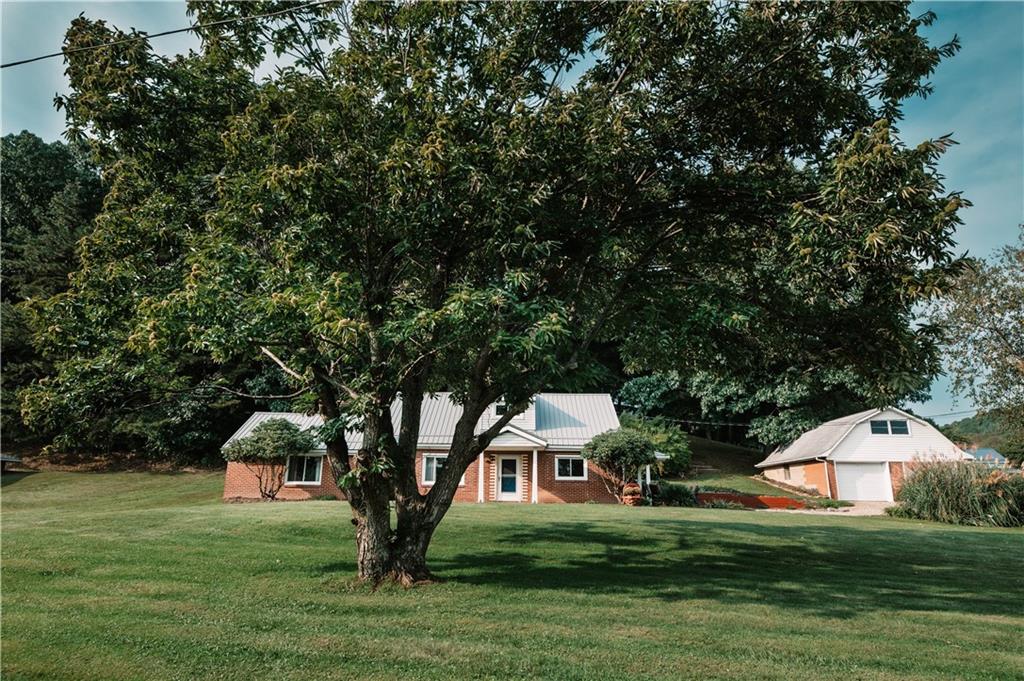 64 North Ridge Road Shelocta, PA 15774 - Photo 4 of 25 a front view of a house with garden