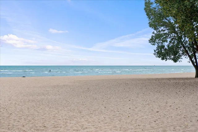 a picture of wall with a bench in it