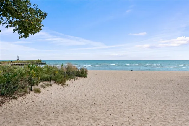 $375,000 | 1118 West Pratt Boulevard, Unit 2, Chicago, IL 60626