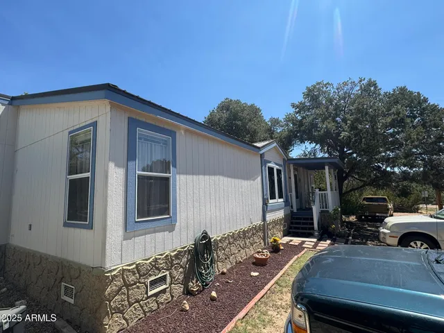 a view of a house with backyard