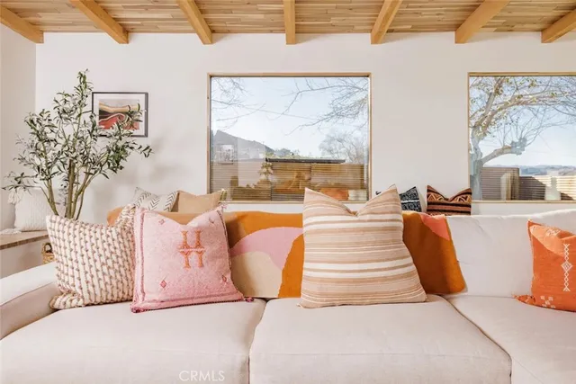 a en suite spacious bathroom with a double vanity sink and a mirror