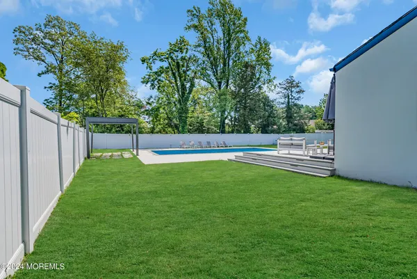 a view of yard with green space