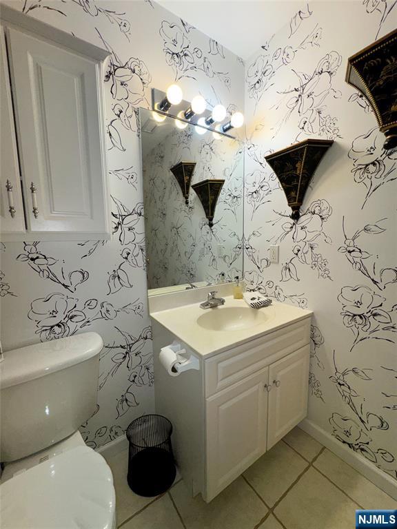 34 Chanda Court, Unit D034 Clifton, NJ 07012 - Photo 13 of 24 a bathroom with a toilet sink and mirror