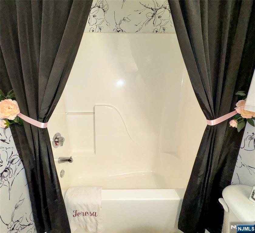 34 Chanda Court, Unit D034 Clifton, NJ 07012 - Photo 14 of 24 a bathroom with a bathtub and a shower