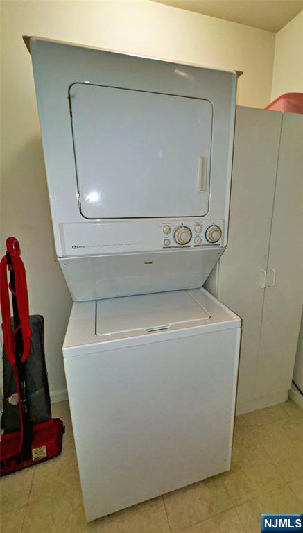 34 Chanda Court, Unit D034 Clifton, NJ 07012 - Photo 22 of 24 a utility room with dryer and washer