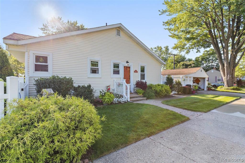 327 West Maple Road Clawson, MI 48017 - Photo 22 of 26