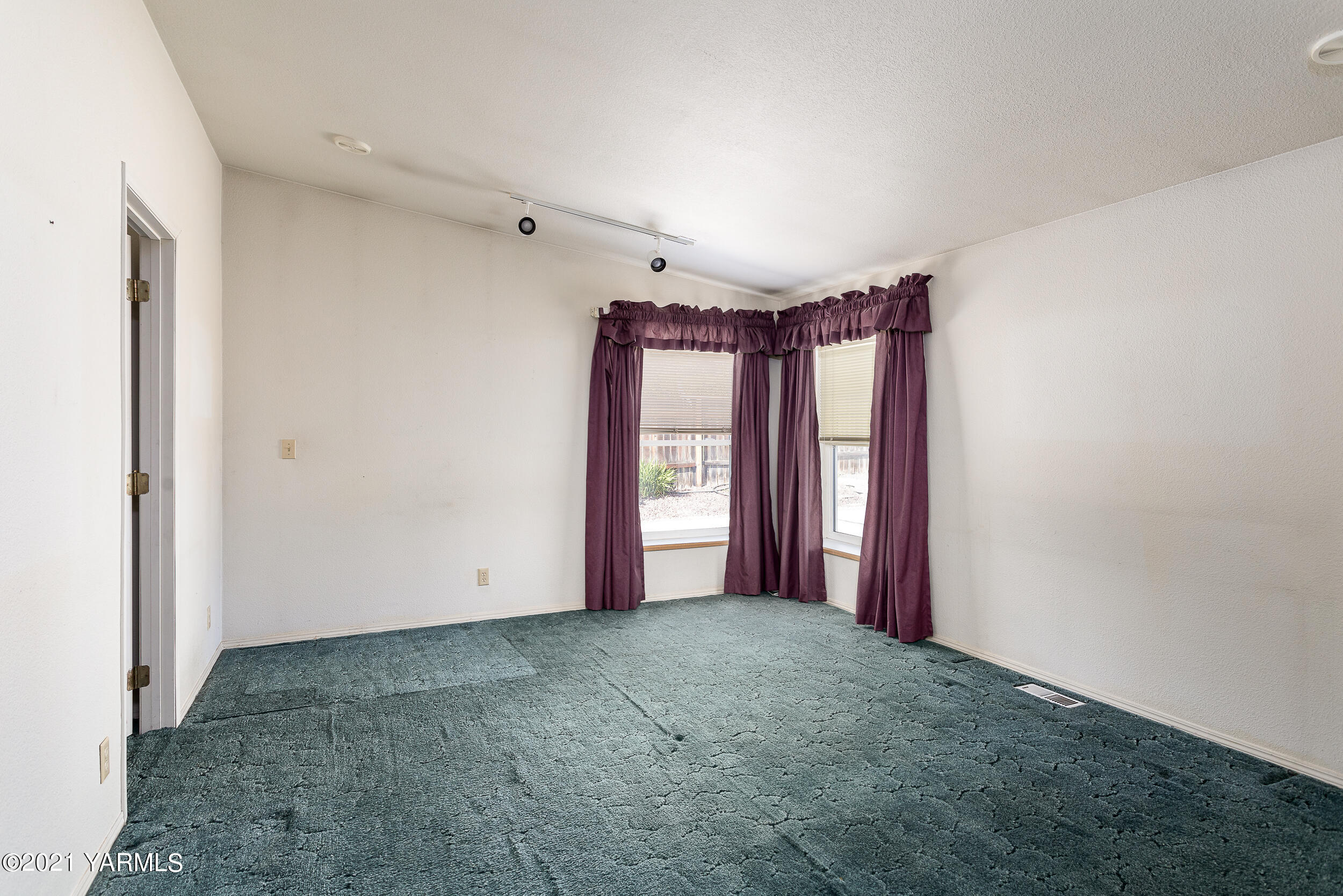 3811 Commonwealth Road Yakima, WA 98901 - Photo 15 of 29 Master Bedroom