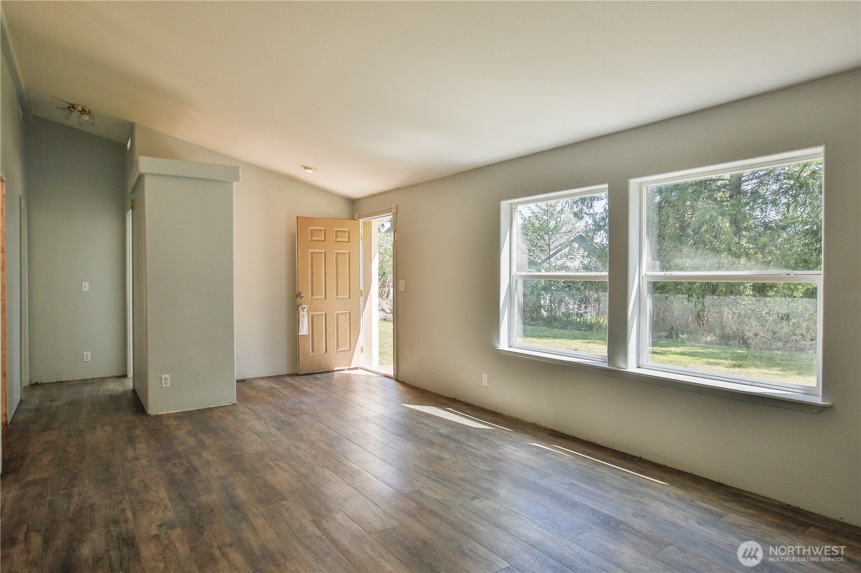 4717 Hansen Drive Clinton, WA 98236 - Photo 4 of 24