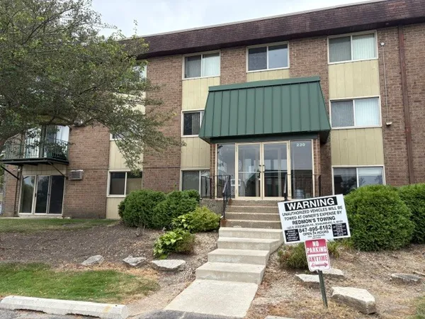 $1,500 | 230 Springhill Drive, Unit 103, Roselle, IL 60172