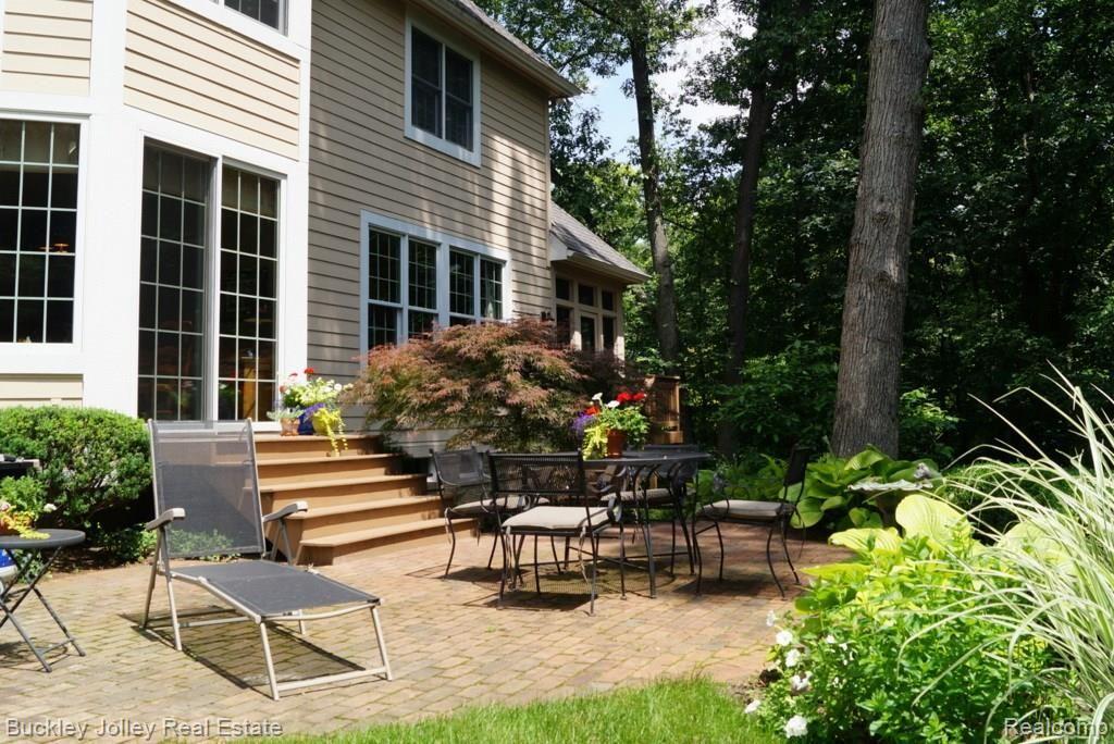 6952 Summit Ridge Brighton, MI 48116 - Photo 22 of 28 Paver Patio