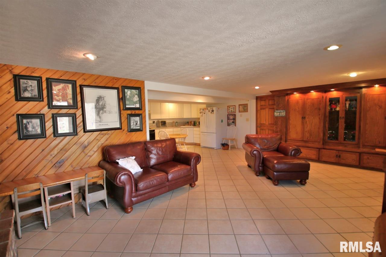 18724 Red Shale Hill Road Pekin, IL 61554 - Photo 24 of 35 Gallery Image 24