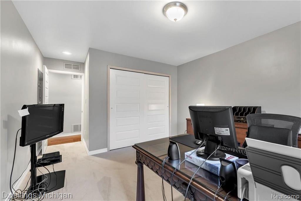 29726 Pine Ridge Circle Farmington Hills, MI 48331 - Photo 23 of 34