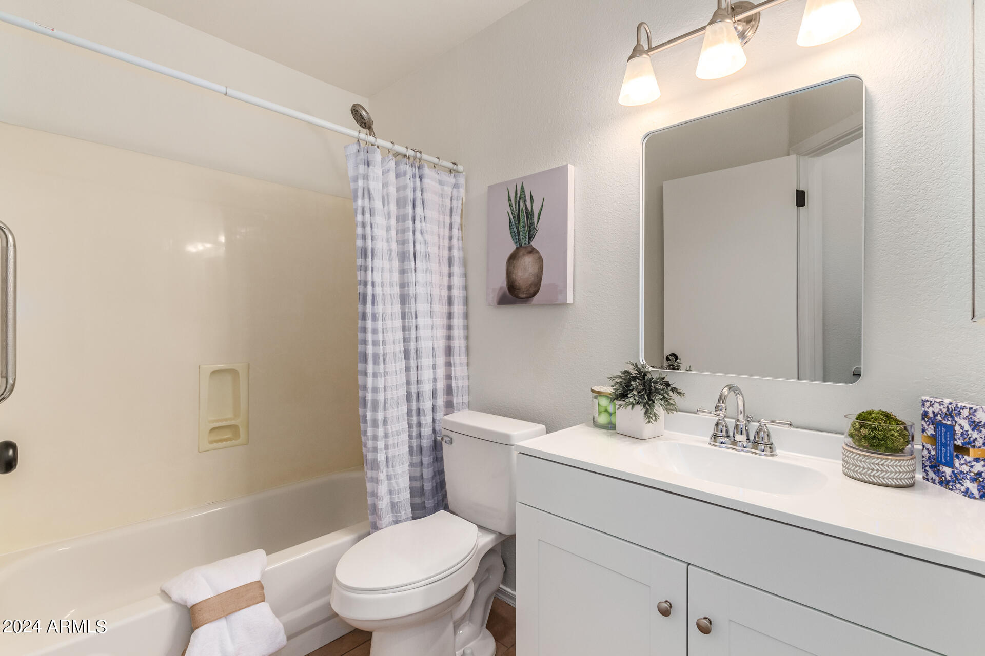 8342 West Monte Vista Road Phoenix, AZ 85037 - Photo 23 of 37 Bathroom 2