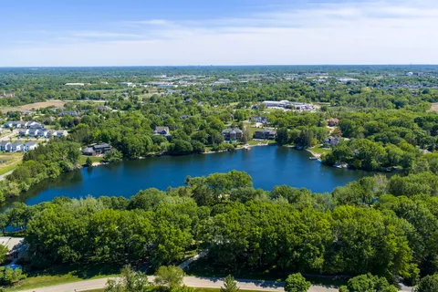 $250,000 | 1 High Point Circle, Hawthorn Woods, IL 60047