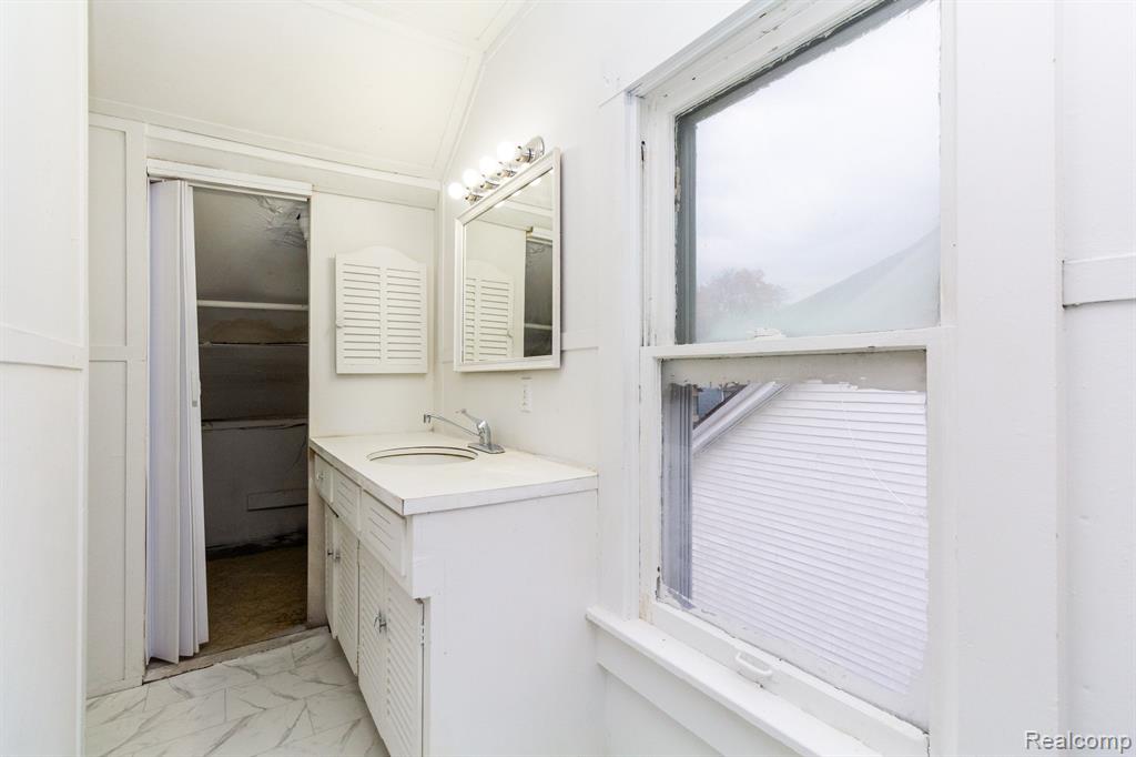 8175 Central Street Center Line, MI 48015 - Photo 21 of 27