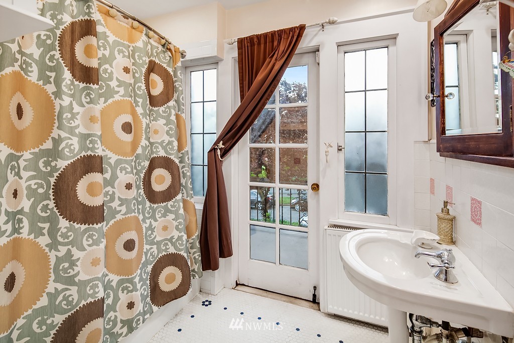 3902 Meridian Avenue North Seattle, WA 98103 - Photo 15 of 24 Gallery Image 15