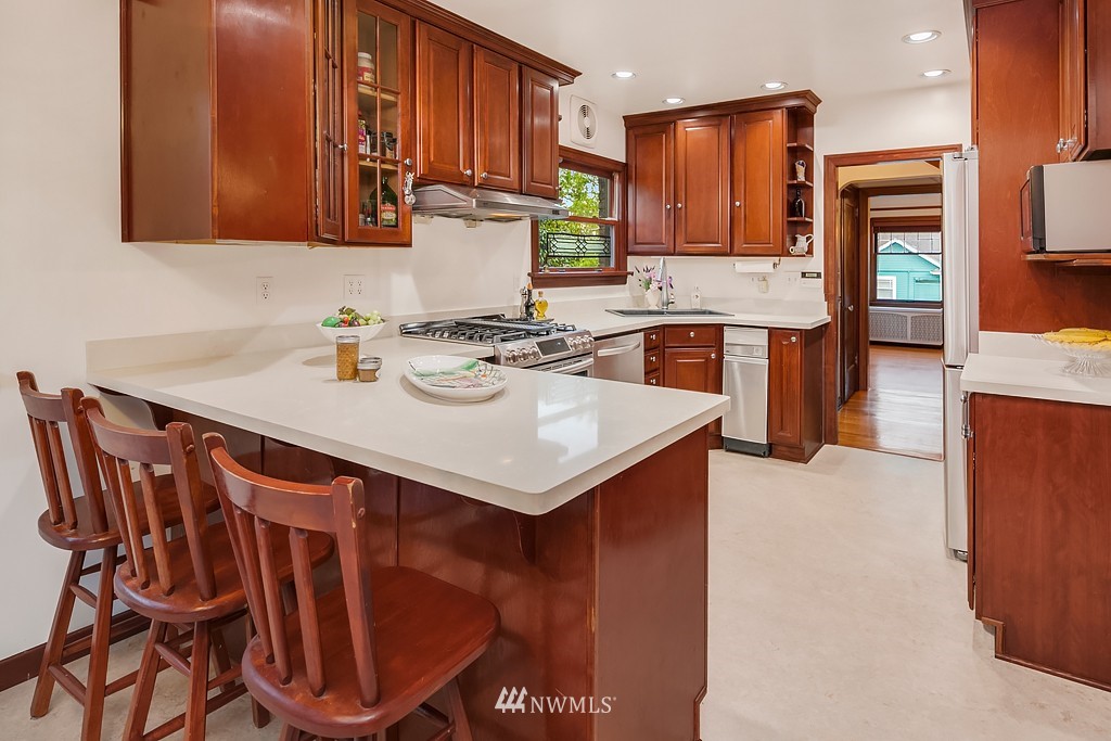 3902 Meridian Avenue North Seattle, WA 98103 - Photo 9 of 24 Gallery Image 9