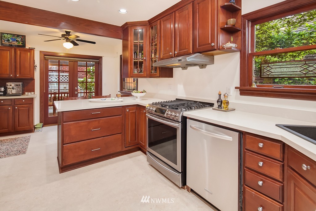 3902 Meridian Avenue North Seattle, WA 98103 - Photo 10 of 24 Gallery Image 10