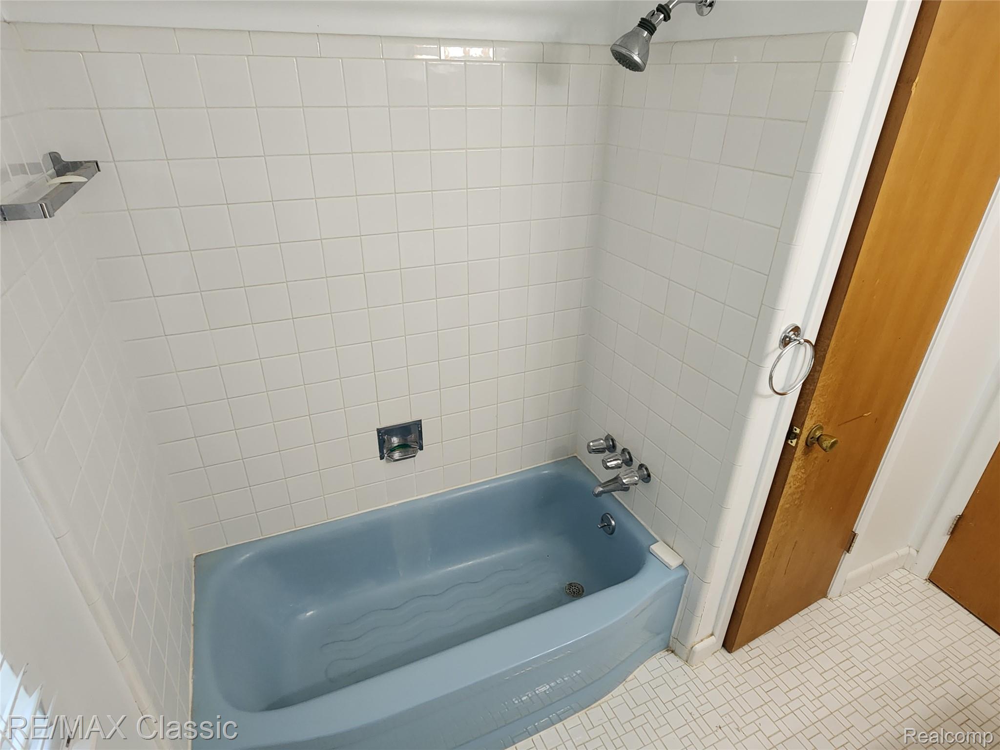6965 North Adams Road Bloomfield Hills, MI 48304 - Photo 27 of 39 Full bath second floor 2.jpg
