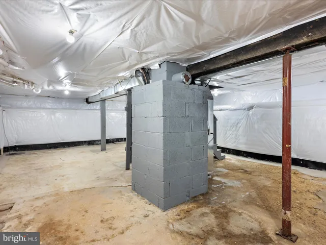 a view of a house with backyard and trees