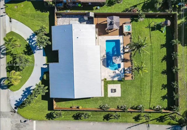 a view of a house with a big yard