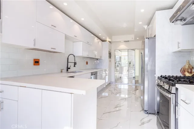 $649,999 | 13331 Moorpark Street, Unit 319, Sherman Oaks, CA 91423