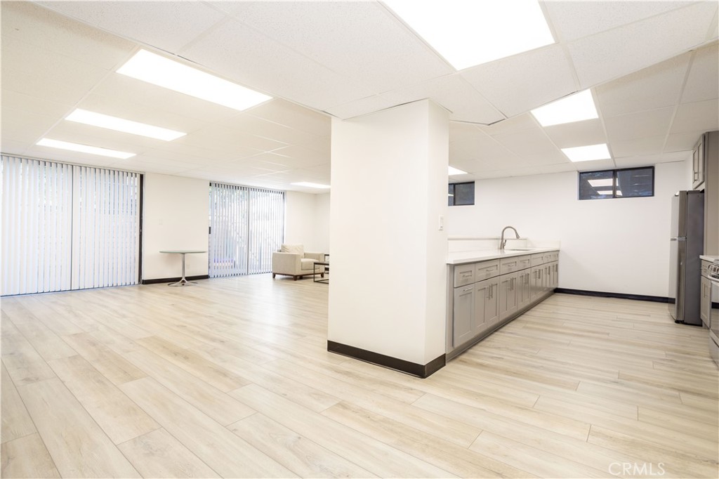 13331 Moorpark Street, Unit 319 Sherman Oaks, CA 91423 - Photo 35 of 46 a view of a kitchen with a sink