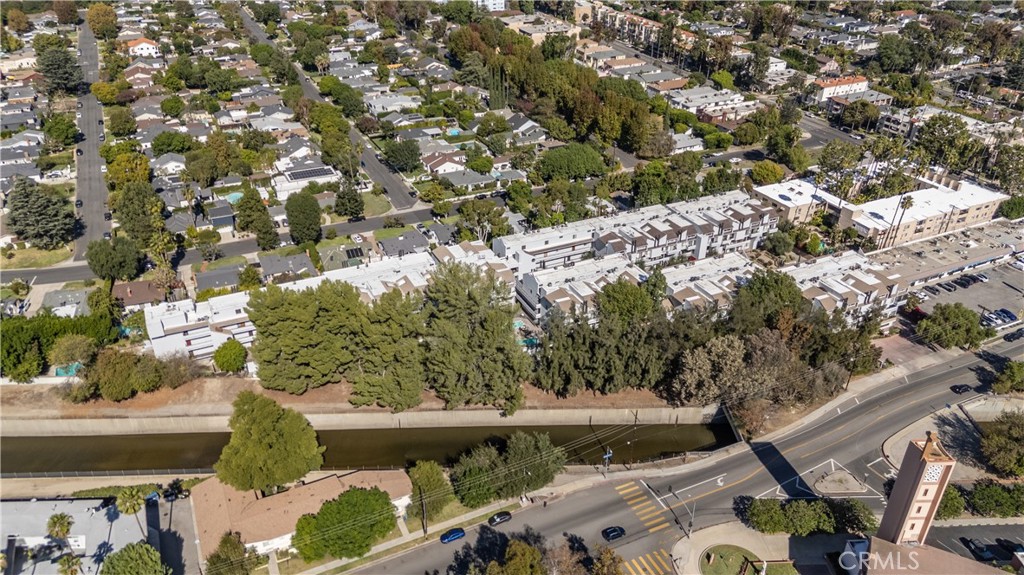 13331 Moorpark Street, Unit 319 Sherman Oaks, CA 91423 - Photo 36 of 46 an aerial view of a house with a yard