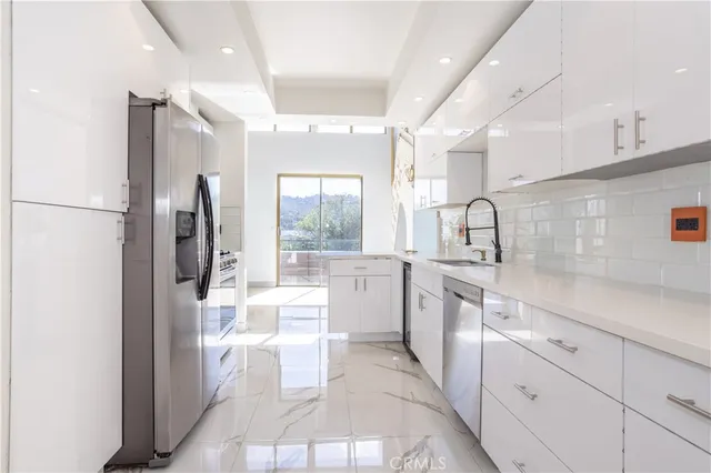 $649,999 | 13331 Moorpark Street, Unit 319, Sherman Oaks, CA 91423