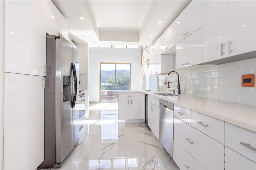 13331 Moorpark Street, Unit 319 Sherman Oaks, CA 91423 - Photo 4 of 46 a kitchen with a refrigerator and a sink
