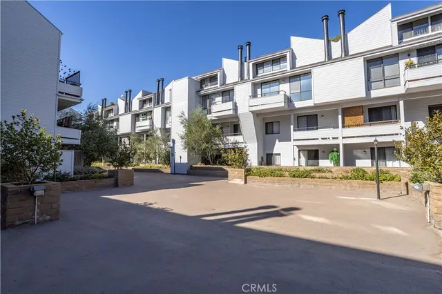 $649,999 | 13331 Moorpark Street, Unit 319, Sherman Oaks, CA 91423
