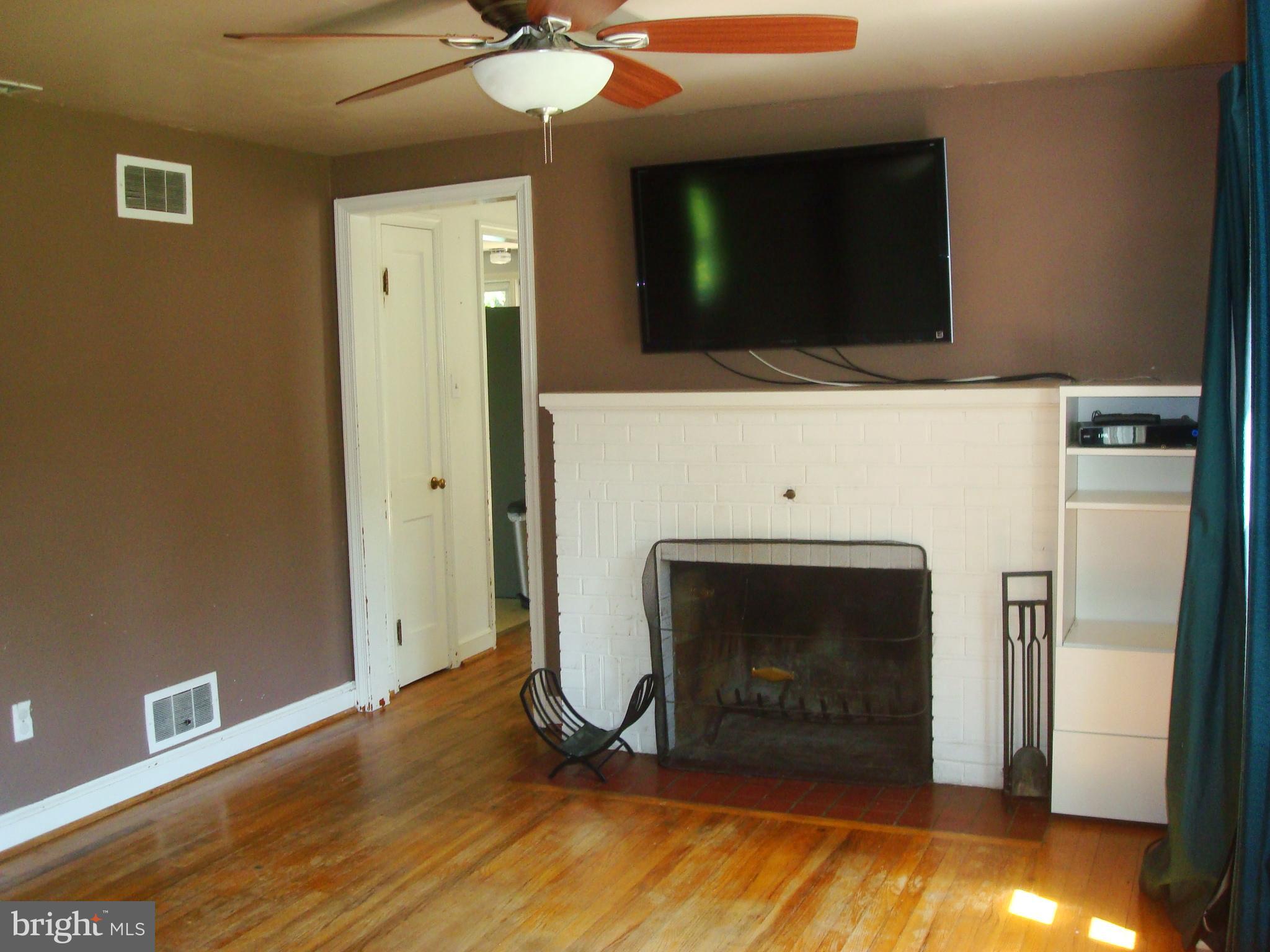 11900 Smithfield Road Manassas, VA 20112 - Photo 9 of 28 Family Room