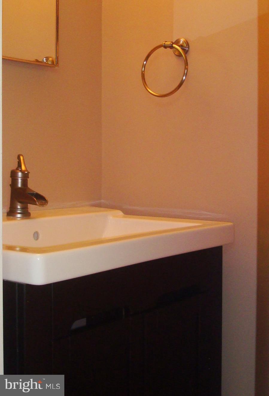 11900 Smithfield Road Manassas, VA 20112 - Photo 10 of 28 Half Bath