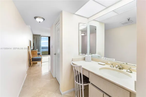 a en suite bathroom with a double vanity sink and mirror