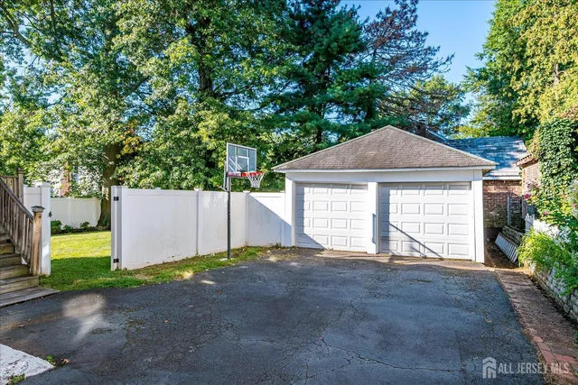 a view of a house with backyard and a garden