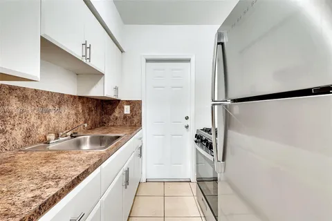 $1,800 | 6913 Rue Vendome, Unit 4, Miami Beach, FL 33141