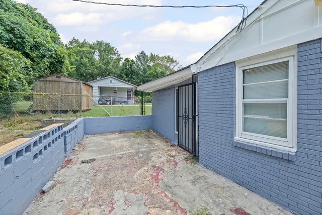 a view of a backyard of the house