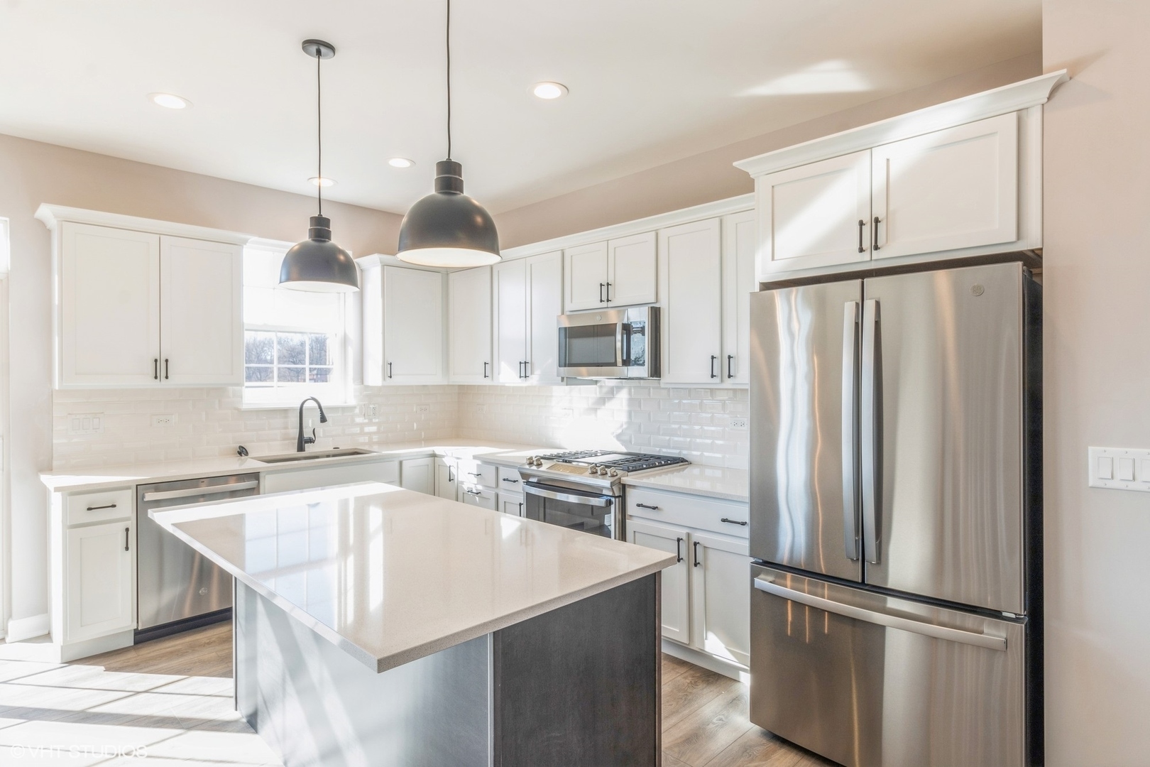 576 Madison Lane Elgin, IL 60123 - Photo 2 of 19