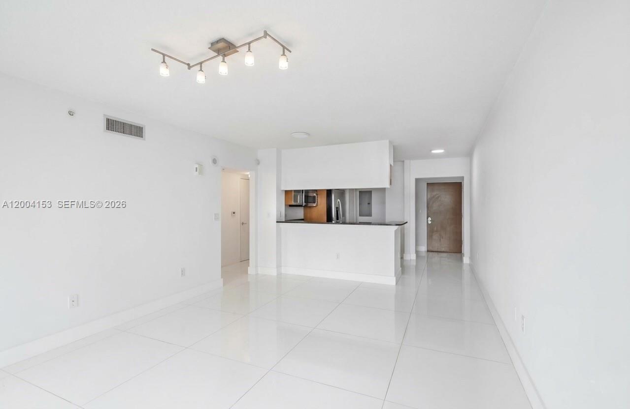 31 Southeast 5th Street, Unit 3210 Miami, FL 33131 - Photo 3 of 9