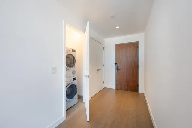 a picture of a bench in a white house